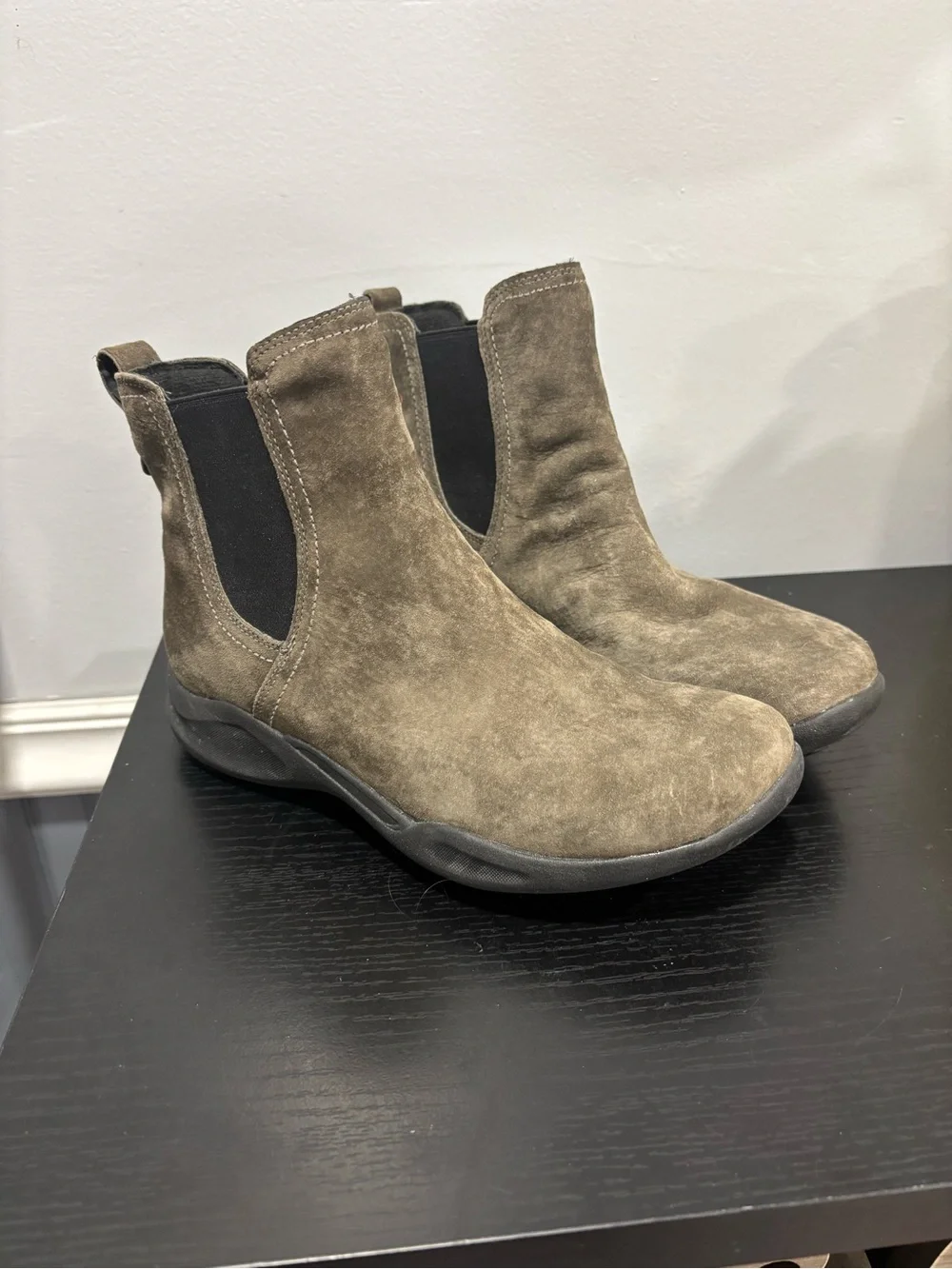 Women's Suede Chelsea Booties in Olive Taupe Clark’s wave leather sz 7